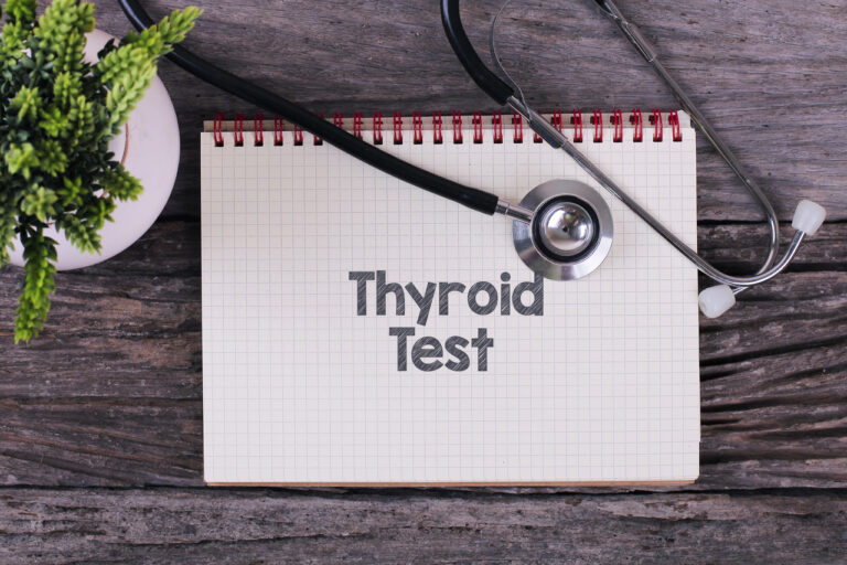 Test thyroïdien : qu’est-ce que c’est et pourquoi est-ce important ?