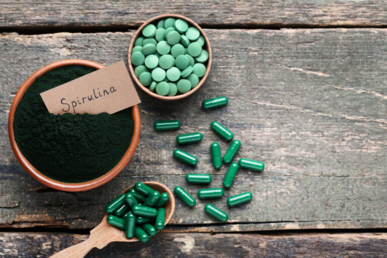 Spiruline – Nutrition, avantages pour la santé, types et effets secondaires