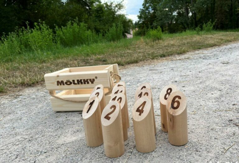 Des idées de variantes du Mölkky à essayer cet été lors de vos journées plage