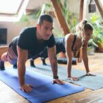 Dites adieu aux bras flasques tonifiez vos triceps avec ces exercices à domicile sans équipement
