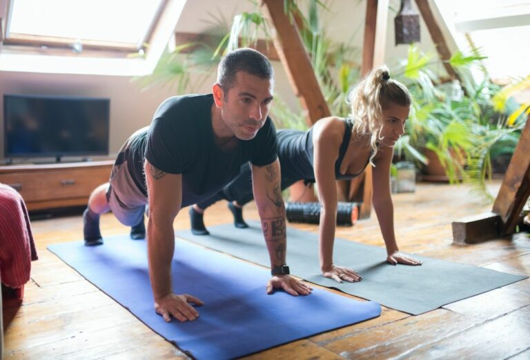 Sculptez vos bras à la maison : les exercices de triceps sans poids qui font la différence !