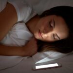 Dormir près de son téléphone des effets néfastes sur le cerveau