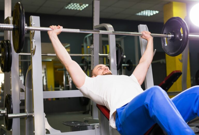 Construisez vos muscles, pas les blessures : les erreurs à éviter absolument lors des exercices de développé couché !