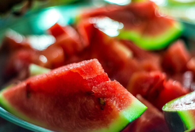 Envie de garder la ligne cet été ? Voici les fruits d’été les moins sucrés et les moins caloriques