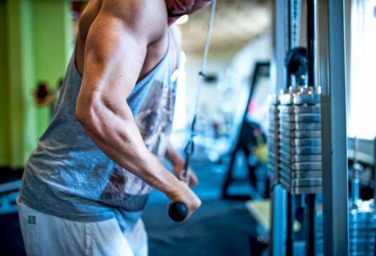 Découvrez les erreurs fréquentes à éviter pour des triceps sculptés à la perfection !