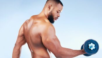 Prise de muscles : les avantages surprenants des poids légers révélés !