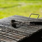 Nettoyez vos grilles de barbecue avec ces astuces naturelles
