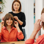 Cette coupe mi-longue avec frange rideau est la plus demandée dans 73% des salons français cet automne