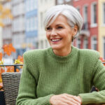 À 58 ans, ces 7 pièces mode transforment sa silhouette pour 40-300€